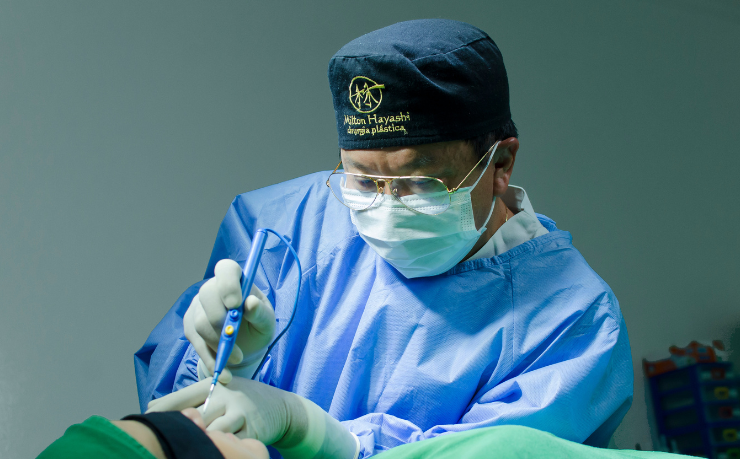 Milton Seigi Hayashi revela como a combinação de procedimentos pode potencializar a harmonia e o equilíbrio facial.