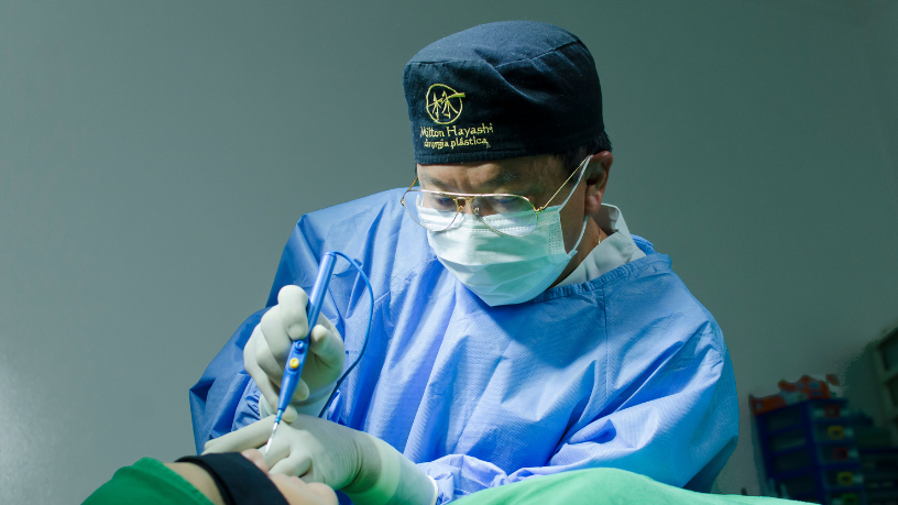 Milton Seigi Hayashi revela como a combinação de procedimentos pode potencializar a harmonia e o equilíbrio facial.
