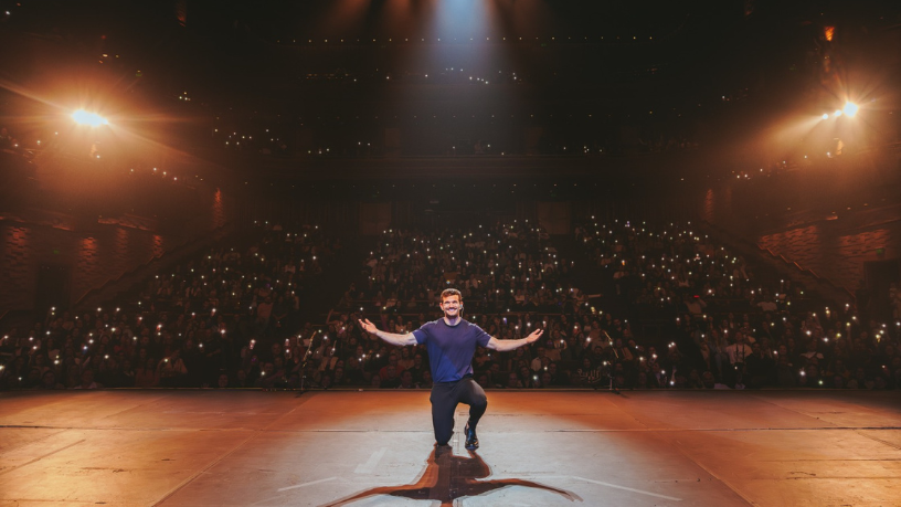 Padre Patrick apresenta “Pecado É Não Rir” com produção da Non Stop: humor que toca a alma.