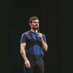 Non Stop e Padre Patrick estreiam um espetáculo que mostra que o riso também é um ato de fé.