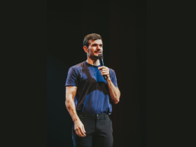 Non Stop e Padre Patrick estreiam um espetáculo que mostra que o riso também é um ato de fé.