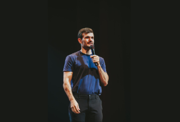 Non Stop e Padre Patrick estreiam um espetáculo que mostra que o riso também é um ato de fé.