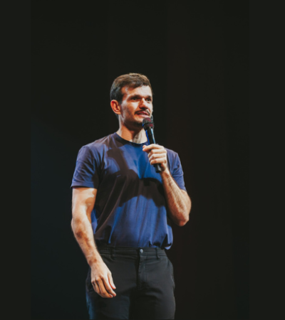 Non Stop e Padre Patrick estreiam um espetáculo que mostra que o riso também é um ato de fé.