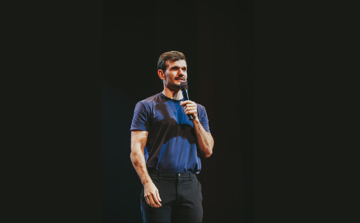 Non Stop e Padre Patrick estreiam um espetáculo que mostra que o riso também é um ato de fé.