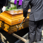 Assistência funeral para o casal garante segurança emocional e financeira às famílias idosas, destaca o Sindnapi – Sindicato Nacional dos Aposentados, Pensionistas e Idosos.