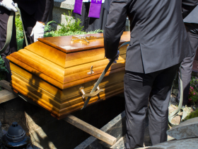 Assistência funeral para o casal garante segurança emocional e financeira às famílias idosas, destaca o Sindnapi – Sindicato Nacional dos Aposentados, Pensionistas e Idosos.