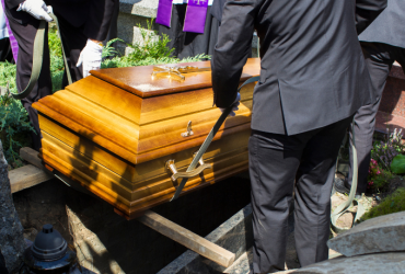 Assistência funeral para o casal garante segurança emocional e financeira às famílias idosas, destaca o Sindnapi – Sindicato Nacional dos Aposentados, Pensionistas e Idosos.