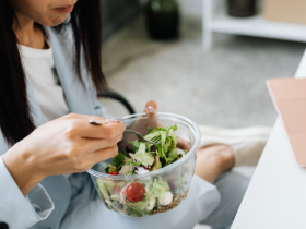 Você já ouviu falar em alimentação intuitiva? Aprenda a escutar seu corpo antes de comer e descubra os benefícios com Alexandre Costa Pedrosa.