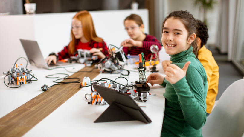 Veja com Gustavo Morceli os principais motivos que travam a robótica educacional nas escolas brasileiras, da infraestrutura à formação de professores.