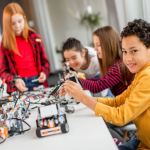 Gustavo Morceli explica por que a robótica educacional ainda falha em muitas escolas brasileiras e o que precisa mudar para virar aprendizagem real.