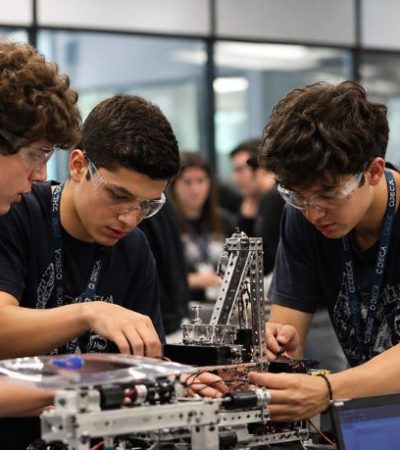 Robótica e tecnologia em Curitiba aproximam jovens do futuro digital e fortalecem a educação prática