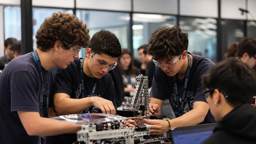 Robótica e tecnologia em Curitiba aproximam jovens do futuro digital e fortalecem a educação prática