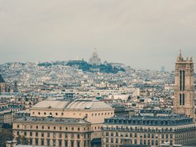 Vista panorâmica de Paris com a Basílica de Sacré-Cœur entre os edifícios históricos de Montmartre.